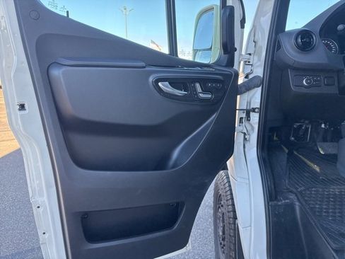 Used 2022 Mercedes-Benz Sprinter 2500 image 9