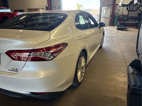 Used 2020 Toyota Camry XLE w/ Sunroof Package FWD image 3