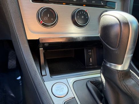 Used 2017 Volkswagen Golf S image 25