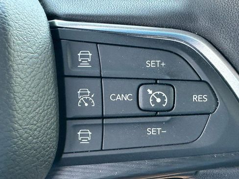 Used 2025 Jeep Grand Cherokee Altitude AWD/4WD image 19
