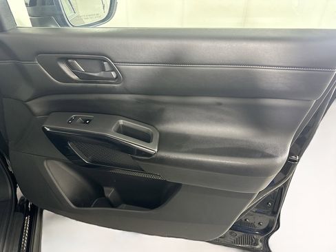 Used 2023 Nissan Pathfinder S image 30