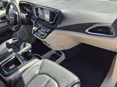 Certified 2024 Chrysler Pacifica Touring-L FWD image 20