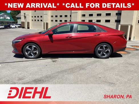 Used 2022 Hyundai Elantra SEL w/ Convenience + Premium Package FWD image 4