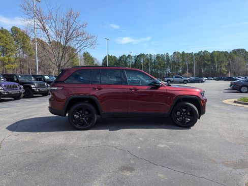 Certified 2025 Jeep Grand Cherokee Limited w/ Black Appearance Package image 4