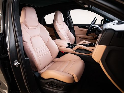Certified 2024 Porsche Cayenne Turbo AWD/4WD image 30