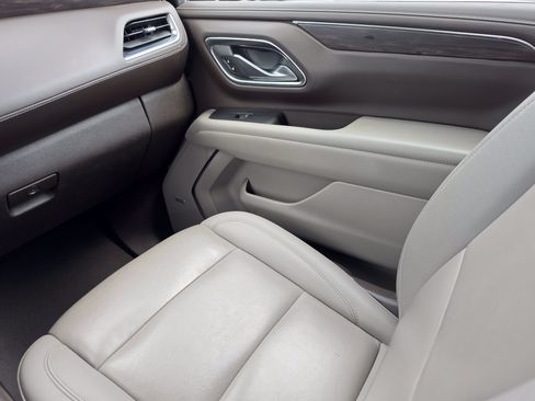 Used 2024 Chevrolet Suburban LT RWD image 19
