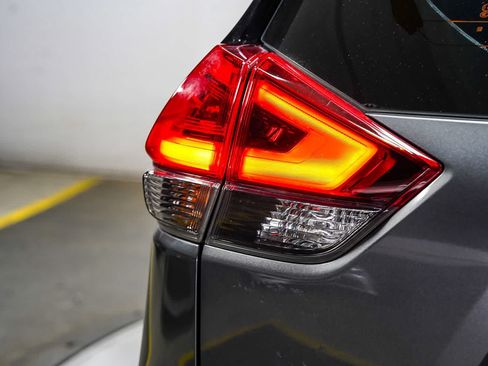 Used 2017 Nissan Rogue S FWD image 11
