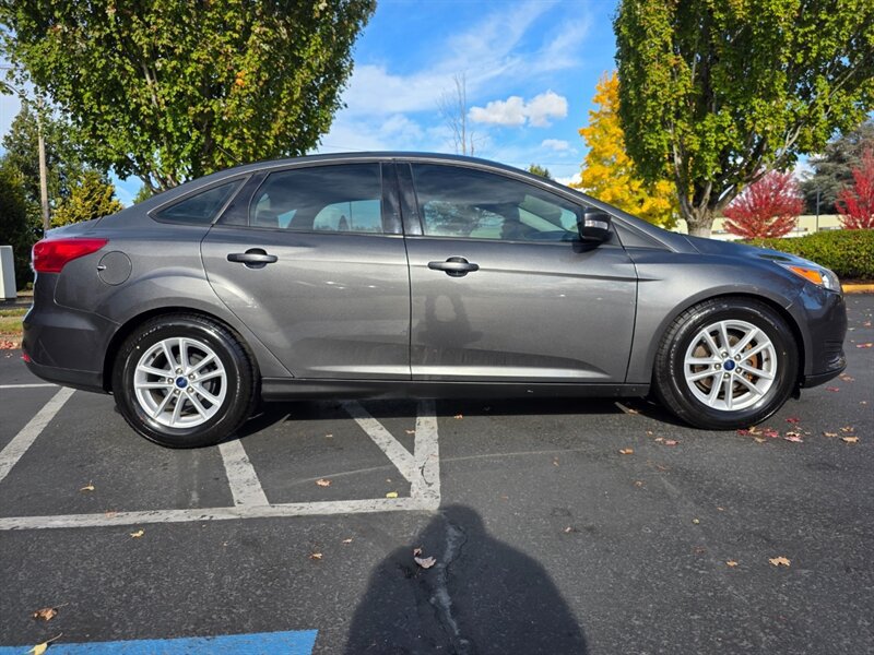 Used 2018 Ford Focus SE w/ Cold Weather Package FWD image 3
