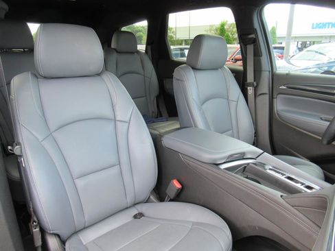 Used 2022 Buick Enclave Essence w/ Sport Touring Edition image 9