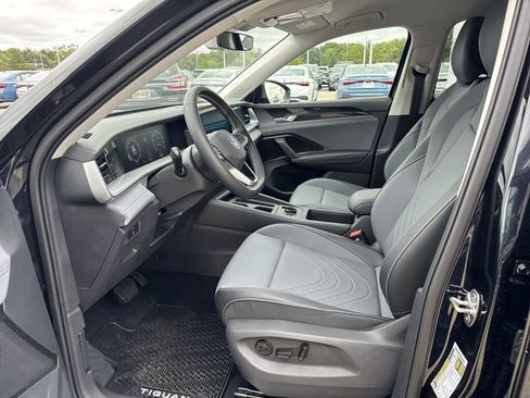 Used 2025 Volkswagen Tiguan SE image 18