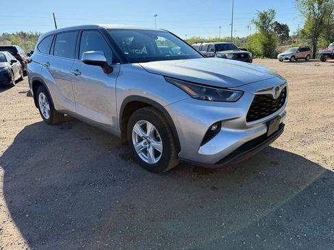 Used 2022 Toyota Highlander LE image 7