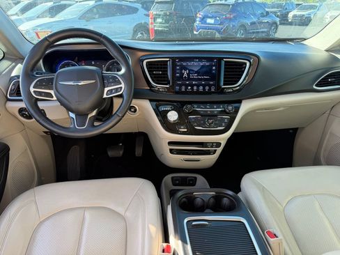 Used 2018 Chrysler Pacifica Touring-L Plus w/ Advanced Safetytec Group FWD image 7
