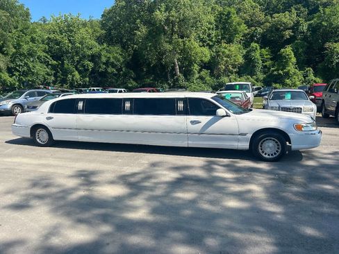 Used 1999 Lincoln Town Car Executive image 3