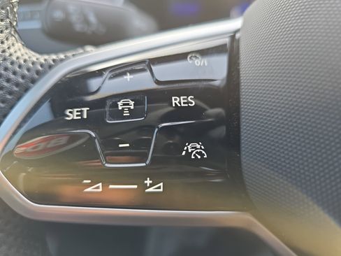 Used 2023 Volkswagen Tiguan SE R-Line image 16