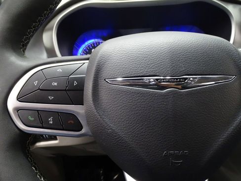 Used 2024 Chrysler Pacifica Touring-L image 25