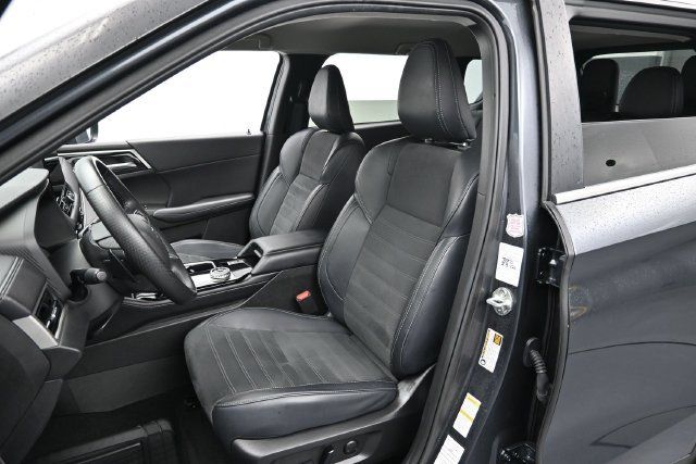 Used 2025 Mitsubishi Outlander SE FWD image 11