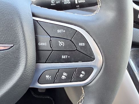 Used 2024 Chrysler Pacifica Touring-L FWD image 17