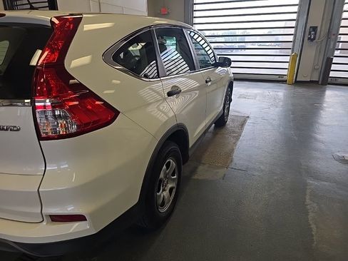Used 2016 Honda CR-V LX image 3
