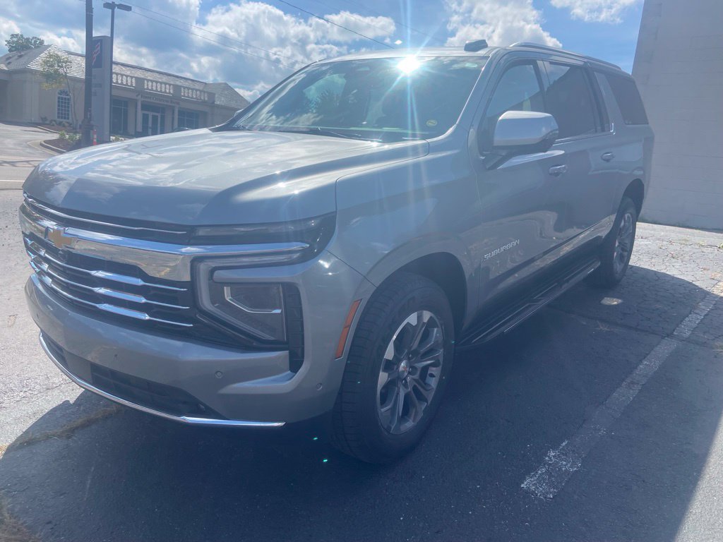 Used 2025 Chevrolet Suburban LT w/ Comfort Package AWD/4WD image 8