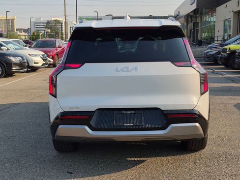 Used 2024 Kia EV9 Land AWD/4WD image 7