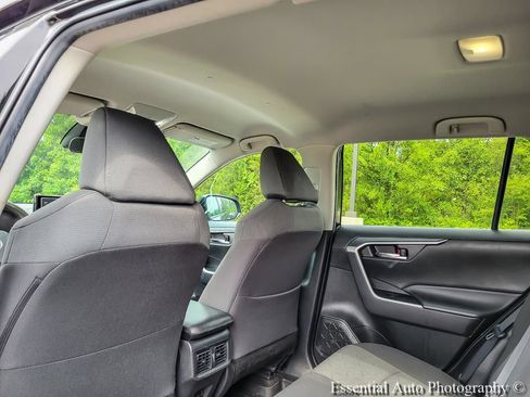 Used 2022 Toyota RAV4 XLE FWD image 12
