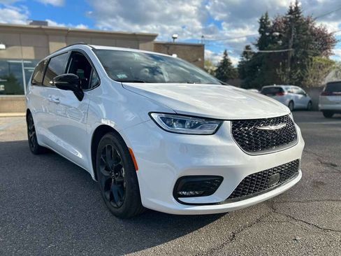 Used 2025 Chrysler Pacifica Limited FWD image 3