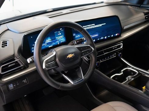 Used 2025 Chevrolet Traverse LT image 3