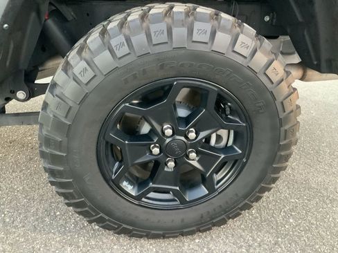 Used 2022 Jeep Gladiator Willys image 11