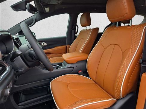 New 2026 Chrysler Pacifica Pinnacle image 4