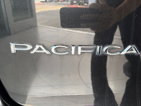 Used 2023 Chrysler Pacifica Touring-L FWD image 25