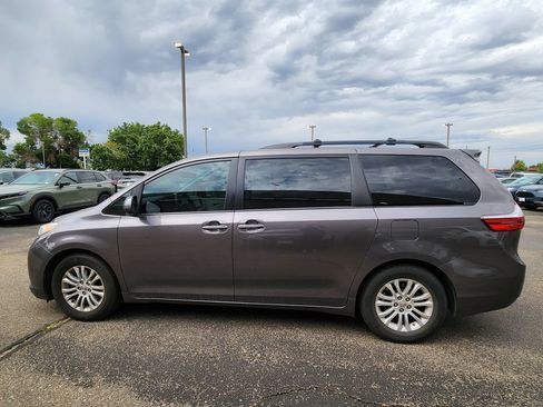 Used 2015 Toyota Sienna XLE w/ XLE Navigation Package FWD image 8