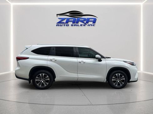 Used 2021 Toyota Highlander XLE AWD/4WD image 8