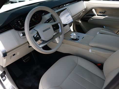 Used 2025 Land Rover Range Rover SV AWD/4WD image 3