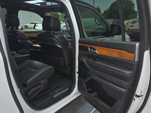 Used 2024 Jeep Grand Wagoneer L Series III AWD/4WD image 29