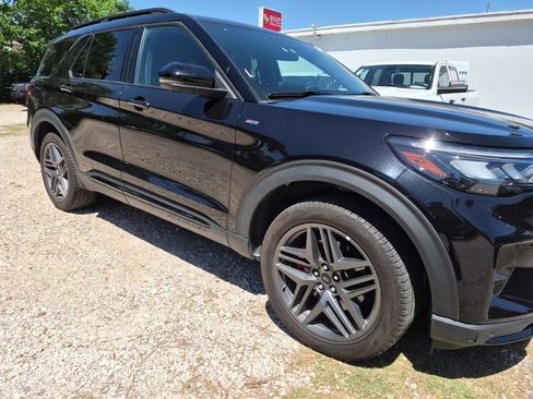 Used 2025 Ford Explorer ST-Line w/ ST-Line Street Pack image 4