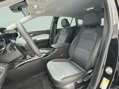 Used 2025 Chevrolet Trax LT FWD image 13