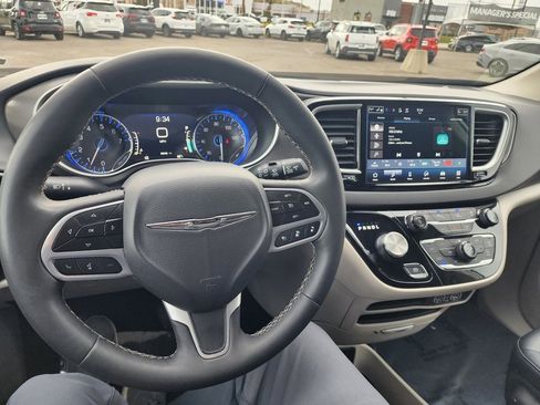Used 2024 Chrysler Pacifica Touring-L image 23