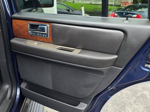 Used 2014 Lincoln Navigator 4WD image 32