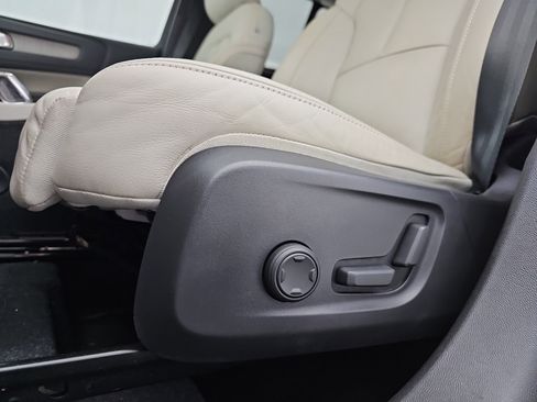 Used 2023 Volvo XC40 B5 Plus image 10