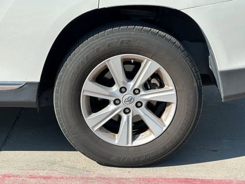 Used 2011 Toyota Highlander 2WD w/ Tech Pkg image 12