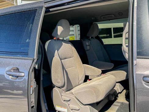 Used 2018 Toyota Sienna LE image 13