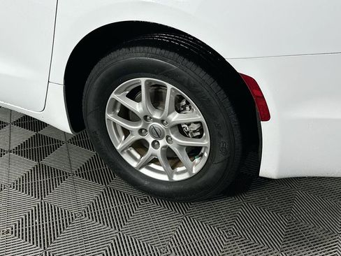 Certified 2024 Chrysler Pacifica Touring-L image 41