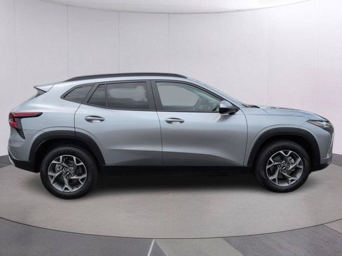 Used 2025 Chevrolet Trax LT FWD image 8