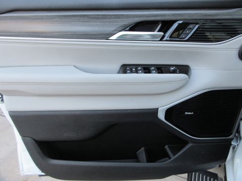 Used 2023 Jeep Wagoneer L Series III w/ Premium Group I image 32