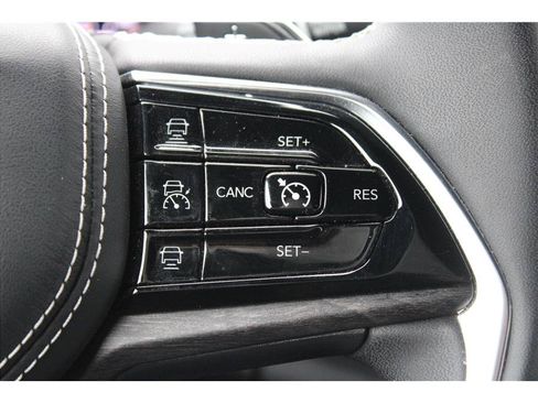 Used 2022 Jeep Grand Cherokee Overland w/ Luxury Tech Group IV AWD/4WD image 17