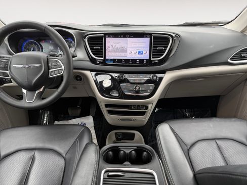 Used 2024 Chrysler Pacifica Touring-L FWD image 10