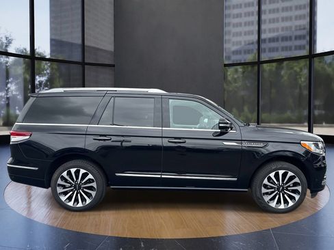 Used 2024 Lincoln Navigator Reserve AWD/4WD image 2