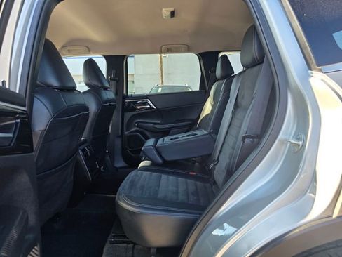 Used 2024 Mitsubishi Outlander SE image 15