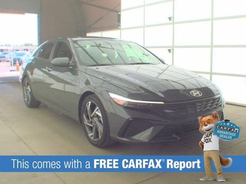 Used 2025 Hyundai Elantra Limited FWD image 2