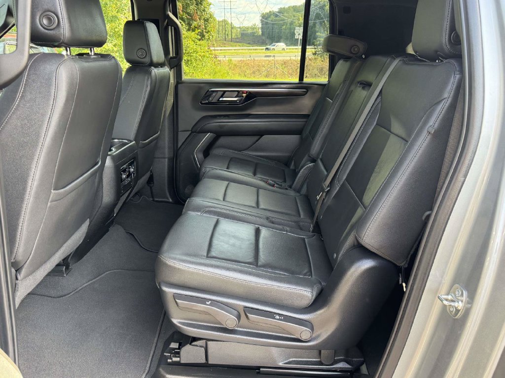 Used 2025 Chevrolet Suburban Z71 AWD/4WD image 19